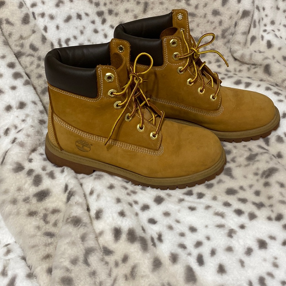Classic Timberland classic wheat nubuck boot. Youth size 4.5 / 6.5 womens.